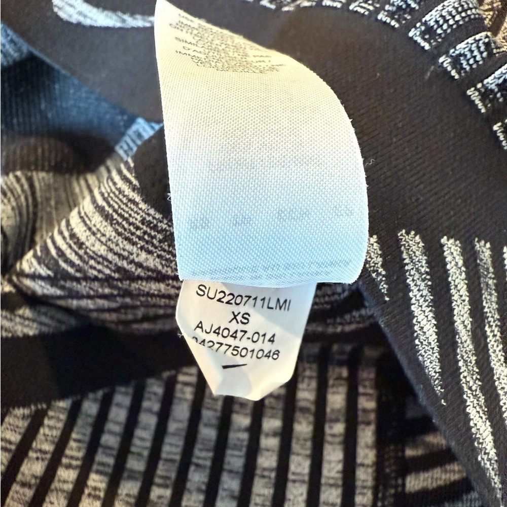 Nike Pro Indy Flyknit Seamless Sports Bra XS Black Gray‎ Stripe AJ4047-014 - Picture 6 of 13